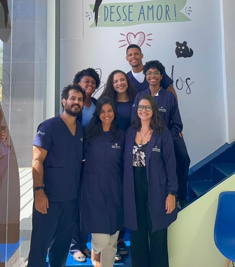 Equipe da SAVE reunida na estrutura do laboratório